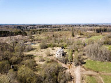 Drone görüntü. hava alanları ve ormanları ile kırsal alan görünümünü ben