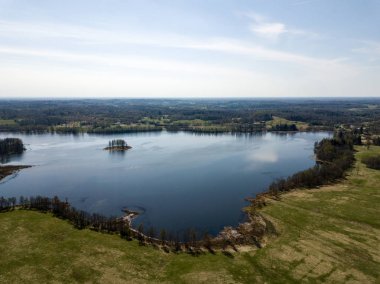 Drone görüntü. kırsal Gölü enc ile kırsal bölgenin havadan görünümü