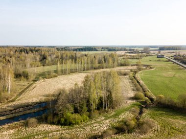 Drone görüntü. alanları ve ormanları ile kırsal bölgenin havadan görünümü