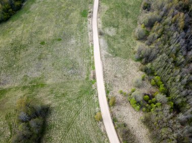 Drone görüntü. çakıl yol ağı ile kırsal bölgenin havadan görünümü