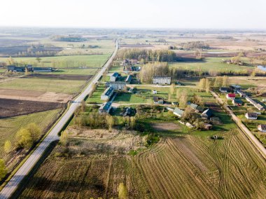 Drone görüntü. çakıl yol ağı ile kırsal bölgenin havadan görünümü