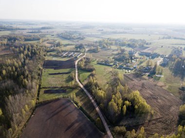 Drone görüntü. taze hava ile kırsal alan görünümünü ekili bir