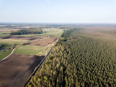Drone görüntü. taze hava ile kırsal alan görünümünü ekili bir