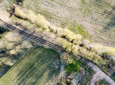 Drone görüntü. hava alanları ve ormanları ile kırsal alan görünümünü ben