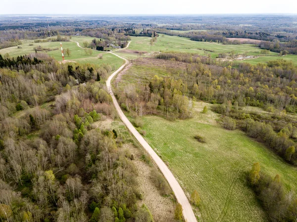 Изображение дрона. вид с воздуха на сельскую местность с гравийной сетью дорог — стоковое фото