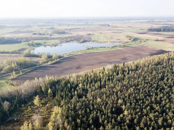 Drone bild. Flygfoto över landsbygden med fält och skogar jag — Stockfoto