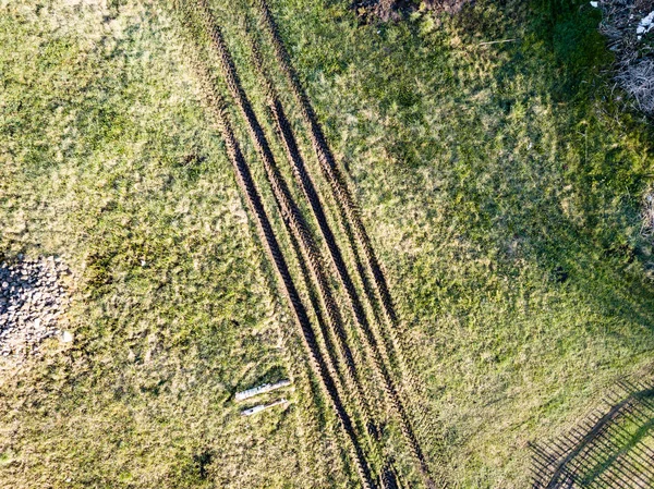 Afbeelding van de drone. Luchtfoto van landelijke omgeving met akkers en bossen ik — Stockfoto