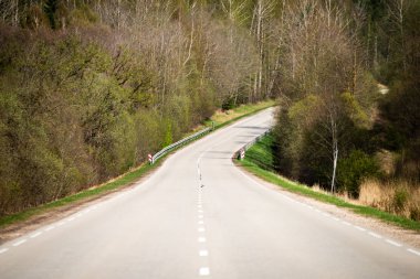asfalt yol ve güçlü bakış açısı ile dramatik gökyüzü