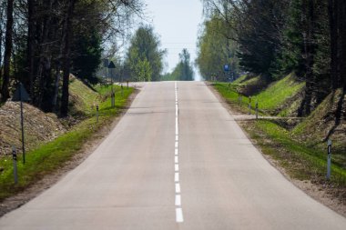 asfalt yol ve güçlü bakış açısı ile dramatik gökyüzü