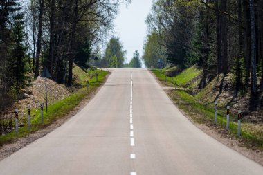 asfalt yol ve güçlü bakış açısı ile dramatik gökyüzü