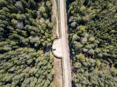 Drone görüntü. hava alanları ve ormanları ile kırsal alan görünümünü bir