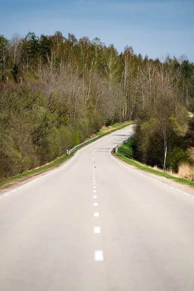 Asfalto Strada e il cielo drammatico con una forte prospettiva — Foto Stock