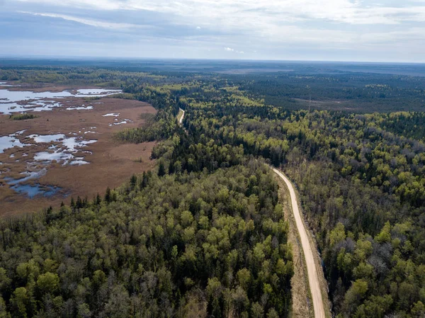 Drone kép. a légi felvétel a vidék, a mezők és erdők a — Stock Fotó