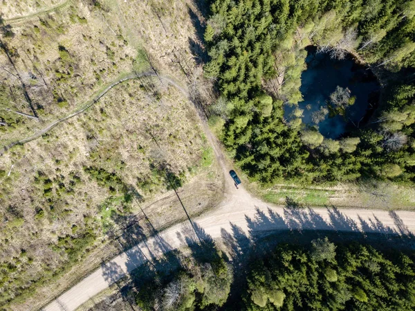 Imagem de drone. vista aérea da zona rural com campos e florestas a — Fotografia de Stock
