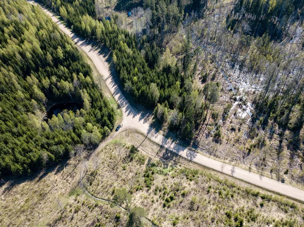 Imagem de drone. vista aérea da zona rural com campos e florestas a — Fotografia de Stock