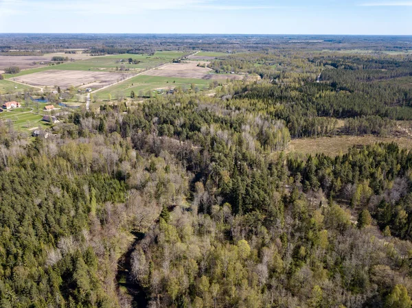 Drone bild. Flygfoto över landsbygden med floden i skogen från — Stockfoto