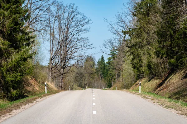 Asphalt Road and the dramatic sky with strong perspective — Stock Photo, Image