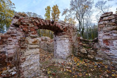 Eski şatonun eski kırmızı tuğla kalıntıları