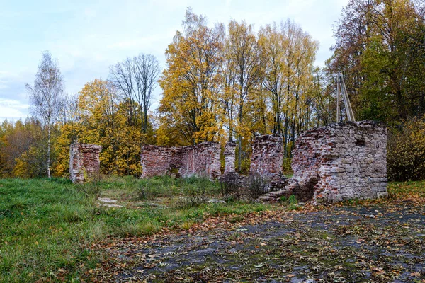 Staré červené cihly zříceniny starověkého hradu — Stock fotografie