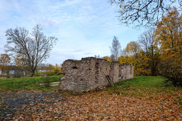 Руины древнего замка из красного кирпича — стоковое фото