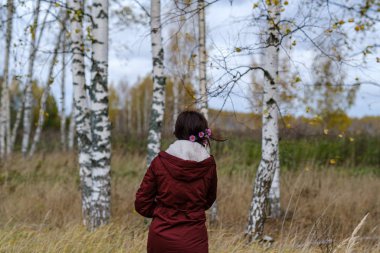Islak sonbahar ormanlarında mantar topluyorum.