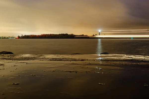 Nuvens noturnas e luzes acima do porto industrial da cidade Riga em La — Fotografia de Stock
