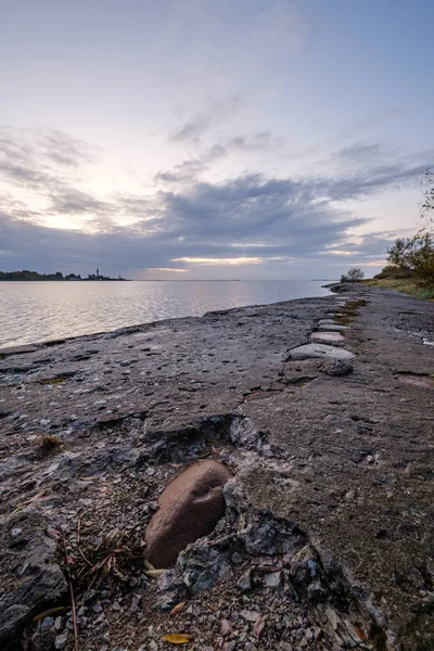 Frusen havsstrand med sand och första snön på mulen dag — Stockfoto