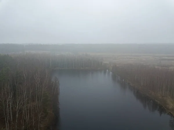 Brouillard sur les forêts et les lacs à la campagne. image de drone de abov — Photo