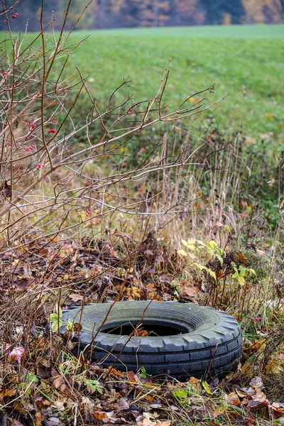 Verlaten band van grote auto in natuurlijke weide — Stockfoto