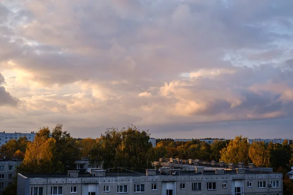 Drámai felhők a naplementében Riga háztetői felett — Stock Fotó