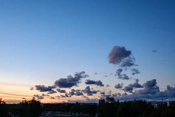 Dramatické mraky při západu slunce nad městskými střechami Rigy — Stock fotografie