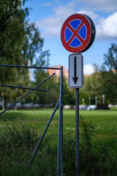 Közúti jelzések ipari jellegű háttér — Stock Fotó