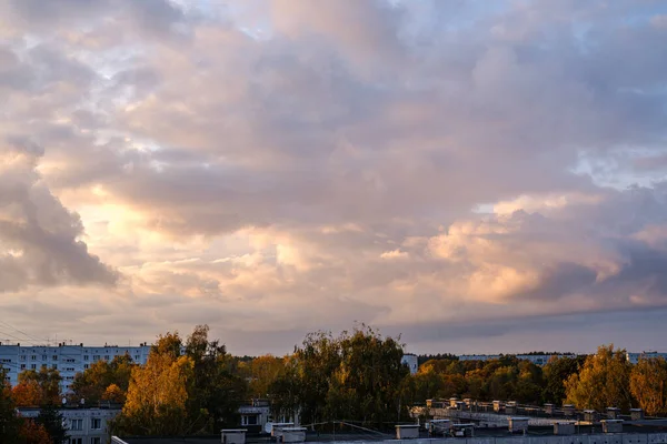 Nubes dramáticas al atardecer sobre los tejados de la ciudad de Riga —  Fotos de Stock