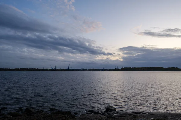 Ночные облака и огни над промышленным портом города Риги в Ла — стоковое фото