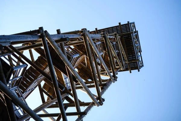 Escaleras de madera para vigilar la torre en el día de otoño de color húmedo en countr — Foto de Stock