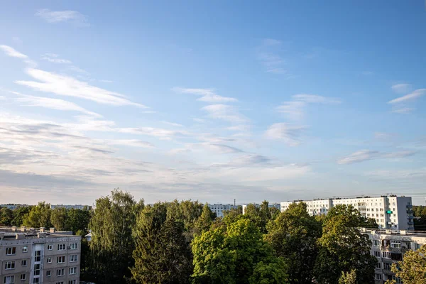 Nubes dramáticas al atardecer sobre los tejados de la ciudad de Riga — Foto de Stock