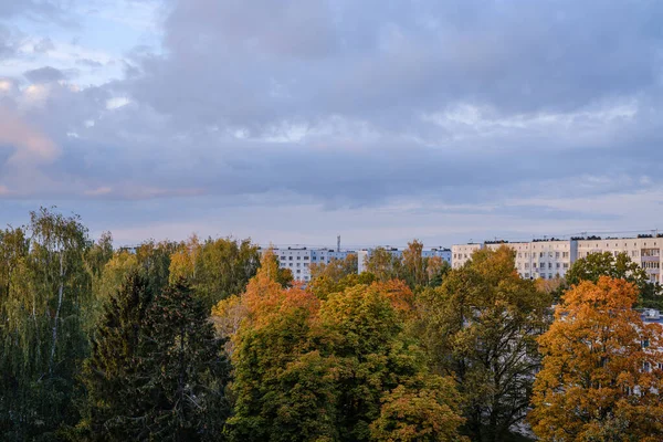 Nubes dramáticas al atardecer sobre los tejados de la ciudad de Riga — Foto de Stock