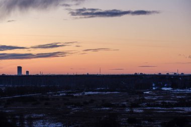Letonya 'daki Riga şehrinin üzerinde dramatik kış gündoğumu. hava aracı resmi