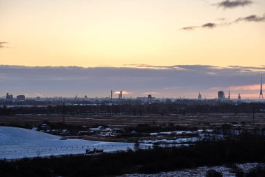 Letonya 'daki Riga şehrinin üzerinde dramatik kış gündoğumu. hava aracı resmi