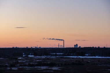 Letonya 'daki Riga şehrinin üzerinde dramatik kış gündoğumu. hava aracı resmi