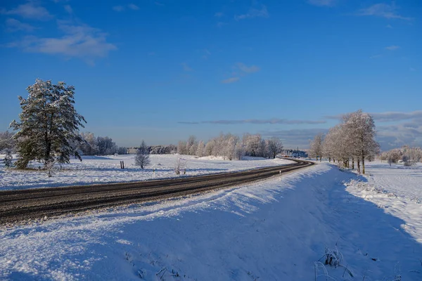 Autospuren Schnee Auf Der Winterstraße Bei Sonnigem Tag Mit Frost — Stockfoto