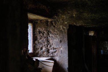 Eski terk edilmiş ev içi, kırık mobilyalar ve boş pencereler. ahşap işleri toz içinde