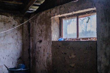 Eski terk edilmiş ev içi, kırık mobilyalar ve boş pencereler. ahşap işleri toz içinde