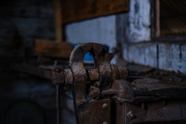 Eski terk edilmiş ev içi, kırık mobilyalar ve boş pencereler. ahşap işleri toz içinde