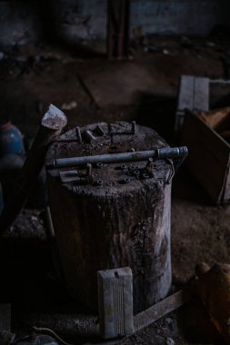 Eski terk edilmiş ev içi, kırık mobilyalar ve boş pencereler. ahşap işleri toz içinde