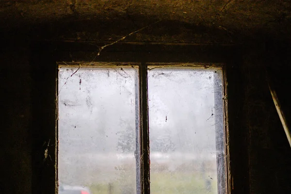 Старый Заброшенный Дом Разбитой Мебелью Пустыми Окнами Детали Деревообработки Пыли — стоковое фото