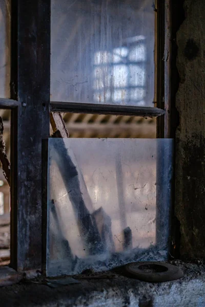 Старий Інтер Покинутого Будинку Розбитими Меблями Порожніми Вікнами Деталі Деревообробки — стокове фото