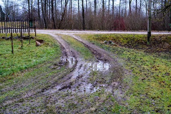 Brudna Droga Mokry Pył Jesienią Dużymi Kałużami Wody — Zdjęcie stockowe