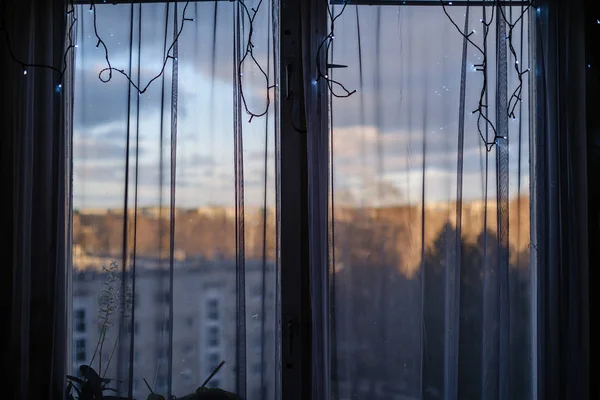 Ventanas Apartamentos Otoño Con Decoraciones Navideñas Sol Invierno Calle Tonos —  Fotos de Stock