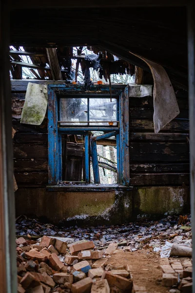 Viejo Interior Casa Abandonada Con Muebles Rotos Ventanas Vacías Detalles —  Fotos de Stock